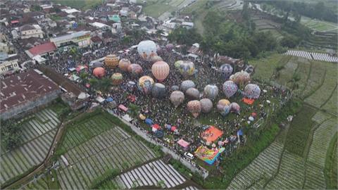 爪哇島小鎮天空色彩繽紛　穆斯林喜迎開齋節　辦熱氣球慶典