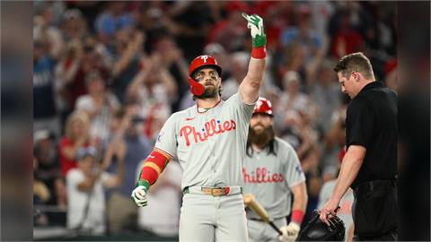 MLB(影)／哈波九上敲超前轟擊敗老東家國民！對偏激球迷比「一根手指」反擊