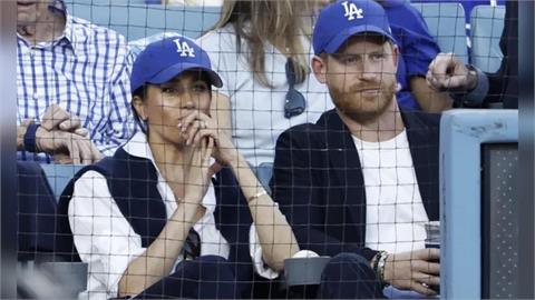 MLB(影)／戴道奇帽被藍鳥球迷痛罵！哈利王子幽默自嘲：因為「頭髮少」需要帽子
