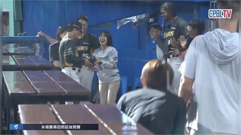 中職(影)／第一屆「台鋼保齡球大賽」雨中登場！「總ㄟ」洪一中秀技笑稱：只剩架勢