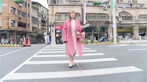 正妹遭網路霸凌失明　堅強追夢當畫家逆轉勝