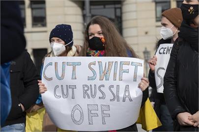 快新聞／決定制裁！歐盟、英美加發布聯合聲明：將把俄羅斯逐出SWIFT