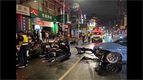 BMW打滑失控撞對向車！再撞爛14輛機車如保齡球瓶