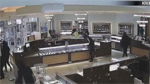 美國「快閃搶案」層出不窮　珠寶店遭20名歹徒搜刮一空