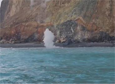 快新聞／賞鯨遊客驚見奇景　龜山島「龜首」噴出200公尺高白煙