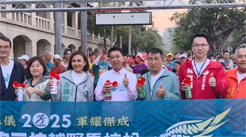 快新聞／鳳山跑3校馬拉松獎盃誤用中國95步槍　許智傑致歉：立即回收