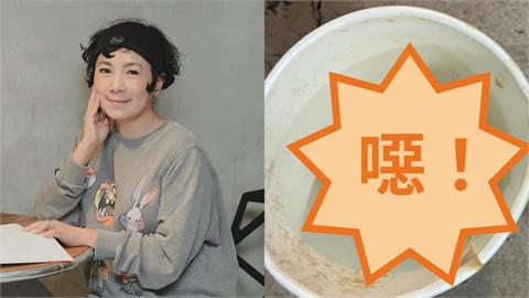 女星開車喝咖啡「喝到蟑螂」！掀杯蓋一看「3隻漂杯底」崩潰：感覺喉嚨卡…