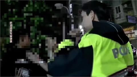 酒醉大鬧到馬路上! 男"喝太醉"失控咆嘯遭帶回管束