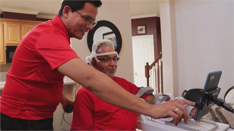 恢復中風患者手臂行動力　機器手臂傳送腦波練習