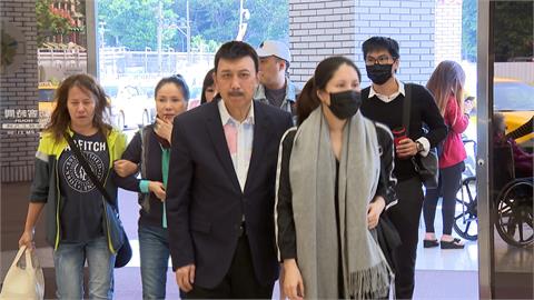 談女兒病情一度哽咽 余天:正嘗試新療法