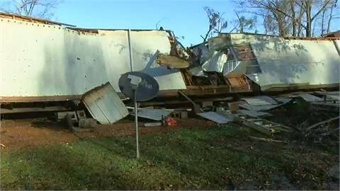 美國南部遭數十個龍捲風肆虐　民宅被大樹壓垮2人喪命