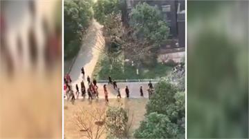武漢勇民大喊「都是假的！」 中國官員報復：全面封門、禁出社區