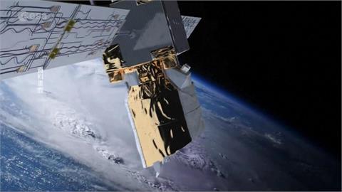 亮光畫破夜空！ＳｐａｃｅＸ星鏈衛星爆炸　殘骸疑通過南台灣上空