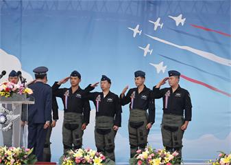 AT-3功成身退　勇鷹高教機成為空軍飛行特技操演的新機種
