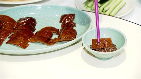 餐廳北京烤鴨新吃法　沾咖啡糖酥脆鴨皮裹醇香