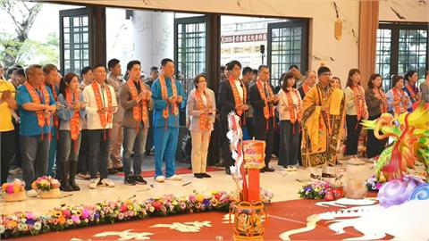 蔣萬安、沈伯洋同台互動冷！周軒分析受訪反應：「看來還是挺在意」