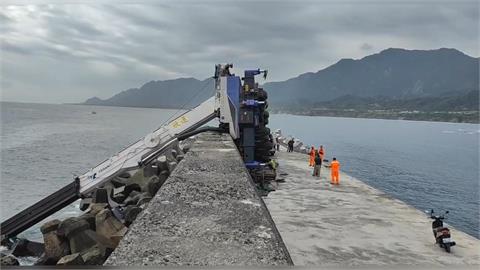 最新／台東新港漁港意外！吊車不慎翻覆釀1死1傷　畫面曝光