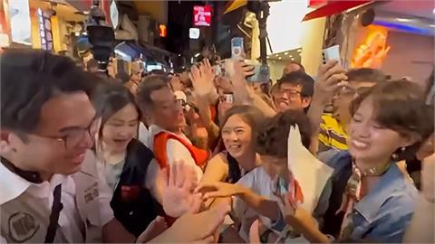 沈伯洋士林夜市掃街遇「天后級支持者」！網秒認出：本尊認證過