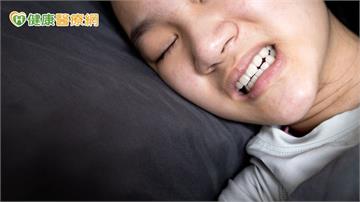 闆娘牙齦萎縮、牙縫變大竟是每晚磨牙惹禍！醫籲高壓力族群要當心