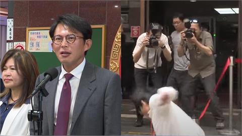 嗆賴清德「放馬過來」尷尬了！黃國昌帥氣轉身「下秒踉蹌滑跤」罪魁禍首是它