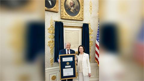 真的送了！馬查多獻諾貝爾和平獎給川普　白宮發言人：不代表支持其執政