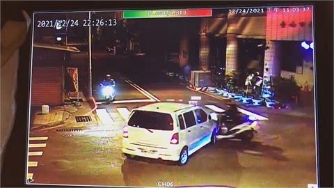 汽車左轉閃避不及　員警擦撞當場彈飛倒地