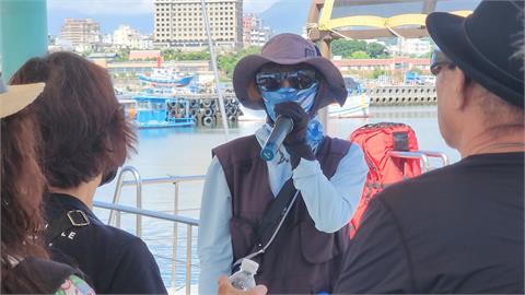 再退一點！花蓮賞鯨船遊客幫妻拍照　妻子腳滑落海神情淡定引熱議