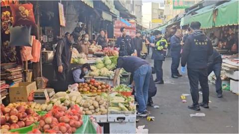 爆「向攤商借1物」遭拒！男苗栗市場持刀「一見警朝頭連2砍」非隨機殺人