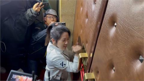 立院表決大戰! 綠營封住大門.徐巧芯"帶工具"戳門