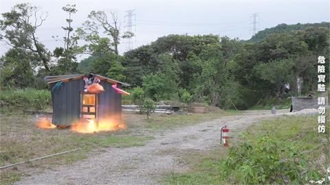 威力超驚人！谷阿莫實測電線+瓦斯炸毀鐵皮屋　「豬肉當替身」燒到變色