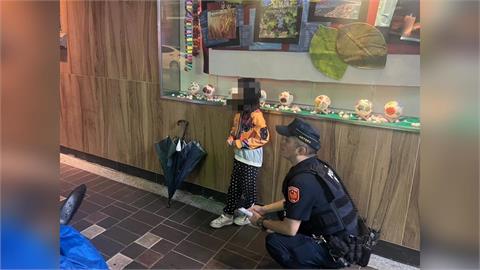 8歲女童廟口夜市淋濕站路邊　暖警巡邏帶回順利找到家人