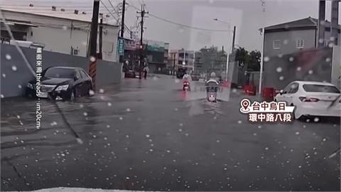 結界失靈?台中凌晨下暴雨 社區.道路積水