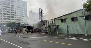 濃煙直竄！高雄寶珠里活動中心大火　對街停車場「賓士、BMW」也遭殃