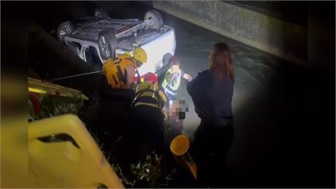 女自撞電桿翻車！　1國中生﹑1男路過下水救人