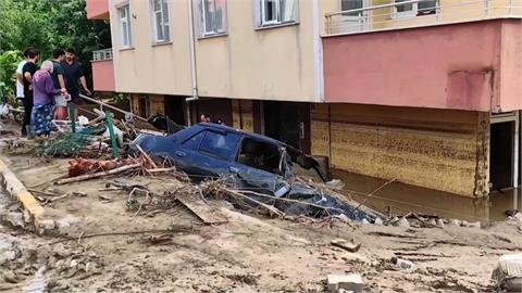 土耳其北部沿岸洪災27死　路塌橋垮撤離千人
