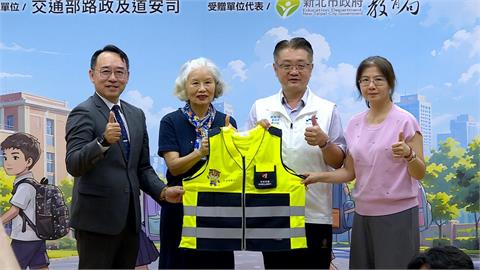 和泰集團捐導護裝備.新道具 提醒停讓守護孩童安全