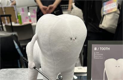 日本展覽驚見「人類牙齒娃娃」造型ㄎㄧㄤ爆！網一看全笑歪：馬牙人？