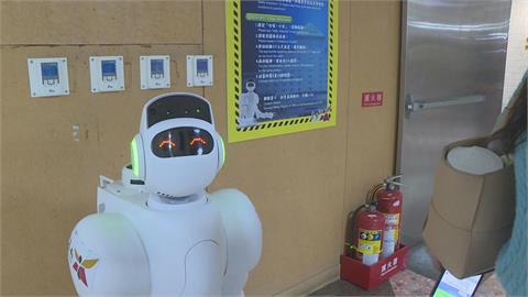 台南市府新員工上工！　機器人「小白」服務市民引熱議