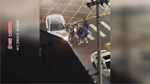 不滿轎車深夜炸街！　男持滅火器驅離反遭球棒隊圍毆