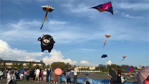 天亮玩到天黑！旗津風箏節登場　夜間精彩火舞秀吸引民眾