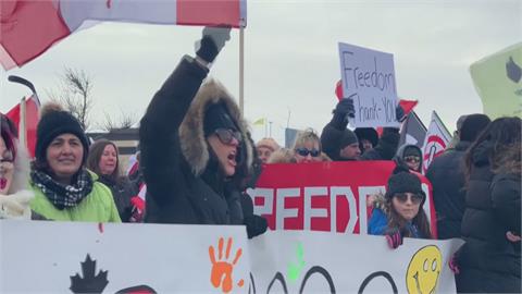 不滿「疫苗令」　加拿大卡車業集結赴渥太華抗議