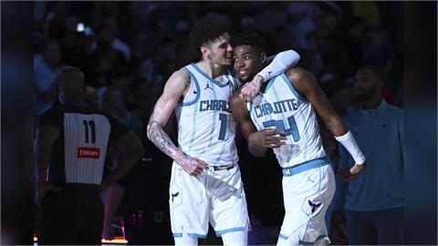 NBA(影)/「球三弟」單腳還能投進!秀一波超高難度底角進球全場驚呼