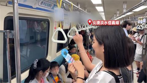 搭捷運拿試用包！　北捷紅線首見「拉環旁贈品」隨你拿