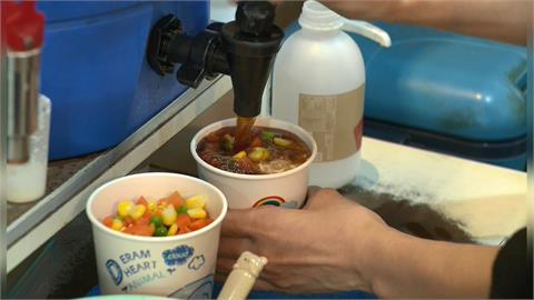 搞怪飲料你敢喝？業者推三色豆奶茶　網友：愚人節還沒到