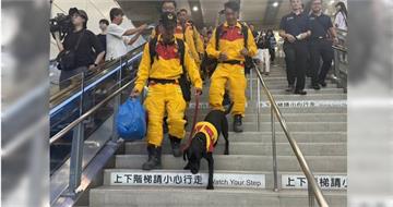 英雄回家！台中特搜隊員馳援花蓮救22人　走出火車站民眾如雷掌聲相迎