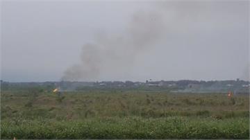 蘭陽溪堤岸草叢起火 消防員帶水線搭竹筏滅火