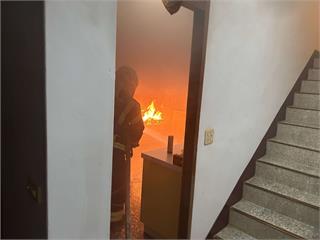 桃園龍潭民宅廚房起火 高平消防6分鐘撲滅