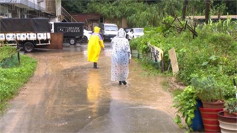 汐止橫科路淹水　淹到半個輪胎高