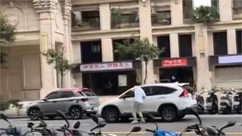 離譜！男子手被車窗夾住一路拖　民眾目擊全都錄