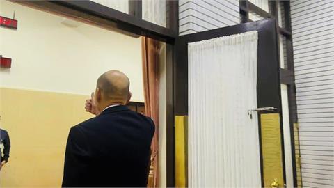 快新聞／賴清德嗆「砍斷桌腳的是中國」　韓國瑜進立院前向駐衛警比讚